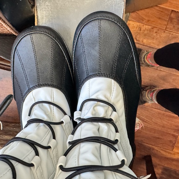 Totes Women’s Snow Boots - Picture 5 of 11